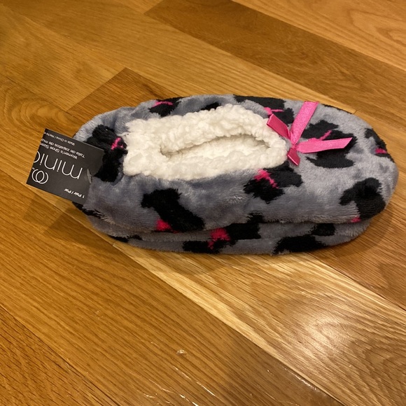 NWT. Womens slippers. Never worn. Size 6-8. - Picture 2 of 6